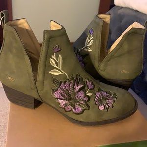 JBU Size 8 Olive Shooties, excellent condition